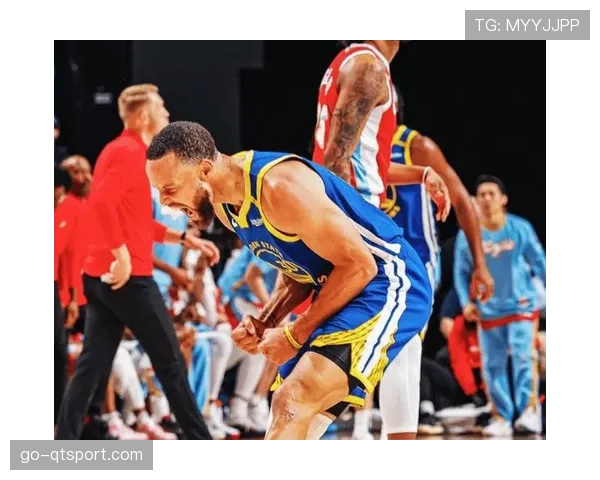 关键回合：勇士最后一攻，库里借双重掩护接边线球完成高难度三分。