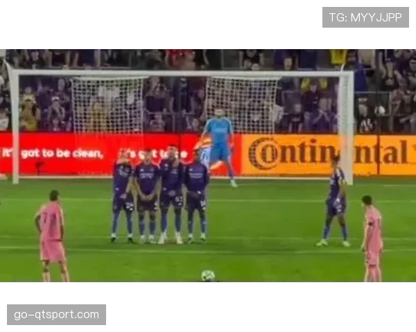 镜头：迪巴拉主罚任意球前，仔细观测人墙位置和门将站位