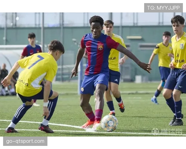 巴萨16岁小将阿杰伊在比赛中撞上球场外围墙，手腕骨折赛季报销